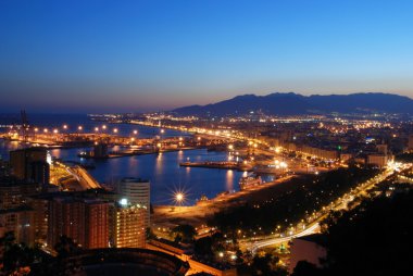 Alacakaranlıkta boğa güreşi ve liman alanının yükseltilmiş görünümü, Malaga.