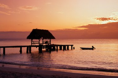 Pigeon Point'te gün batımı, Tobago.