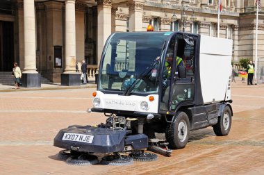 Victoria Meydanı, Birmingham'daki Konsey Binası'nın önünde sokak süpürücü aracı.
