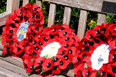Buket çelenk üzerinde Ulusal Anıtı Arboretum, Alrewas, ahşap Bank.