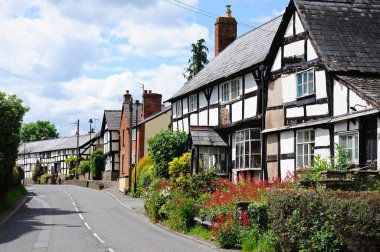 East Street, Pembridge boyunca wattle ve daub yöntemi ile restorasyon alanları gösteren geleneksel beyaz ahşap bina.