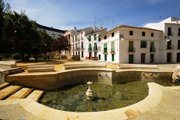 Fontána králů (Fuente del Rey) s budovami vzadu, Priego de Cordoba — Stock fotografie