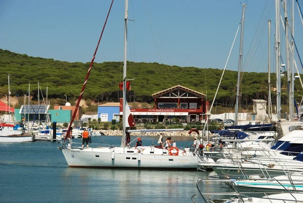 Jachty zacumowane w marinie z klubem na tyłach, Barbate. — Zdjęcie stockowe