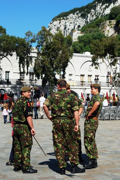 Brittiska soldater stående i Grand Casemates Square, Gibraltar. — Stockfoto