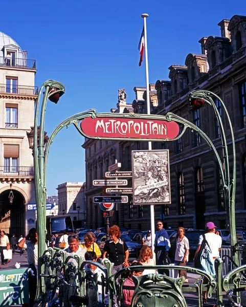 Matkustajat saapuvat Chatelet Metro Station, Pariisi . — kuvapankkivalokuva