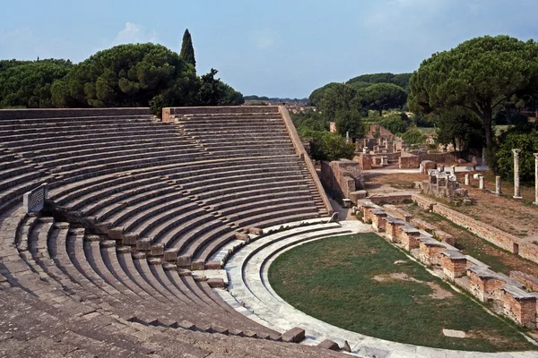 Ruiny římského divadla Ostia Antica, Řím. — Stock fotografie