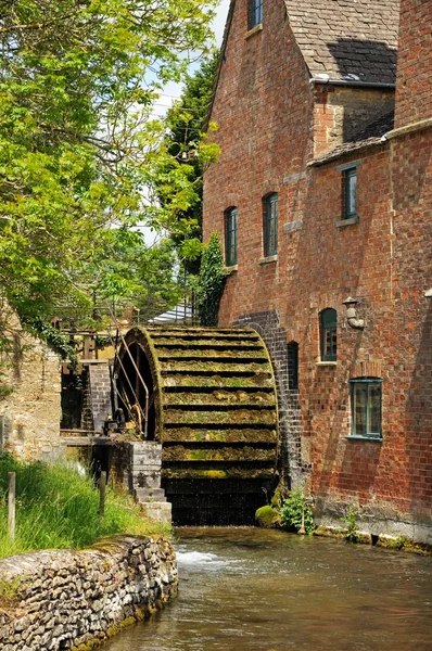 The Old Mill ao longo do rio Eye, Lower Slaughter . — Fotografia de Stock