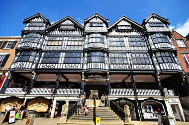 Bridge Street, Chester boyunca Grosvenor Alışveriş Merkezi'nin ön cephesi.