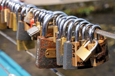 Aşk kilitleri kablo köprü, Bakewell bağlı.