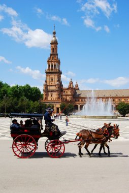 Plaza de Espana, Sevilla'da at arabası çizilmiş.