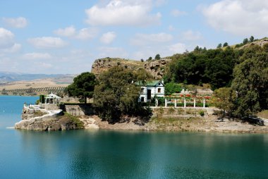 Gölün ve çevredeki kırsal ın (Embalse del Guadalhorce) görünümü, Ardales yakınlarında.