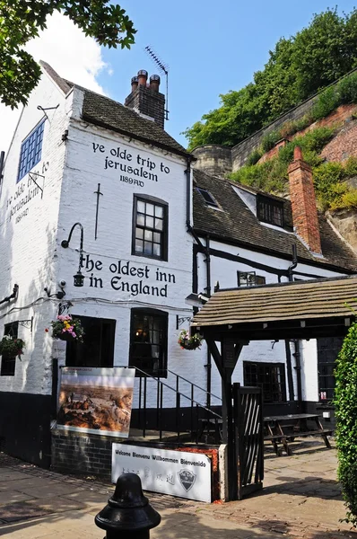 Ye olde trip zum jerusalem inn am fuße des burgenfelsens gelegen, der als ältestes trinklokal Englands gilt, nottingham. — Stockfoto