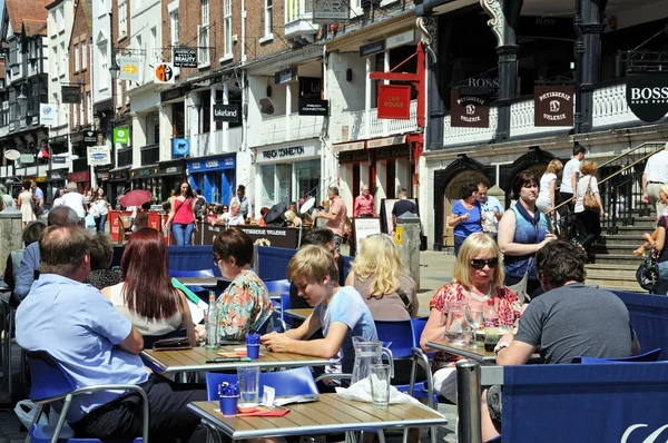 Trottoarkafé utanför gamla affärer och byggnader längs Bridge Street, Chester. — Stockfoto