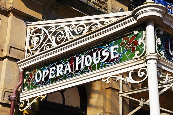 Όνομα λεκιασμένο γυαλί σε ένα πλαίσιο επεξεργασμένου σιδήρου στο μέτωπο του σπιτιού Όπερα, Buxton. — Φωτογραφία Αρχείου