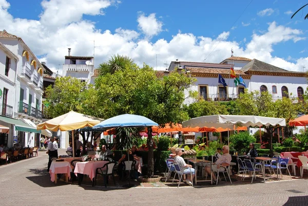 Trottoar caféer i orange Square, Marbella. — Stockfoto