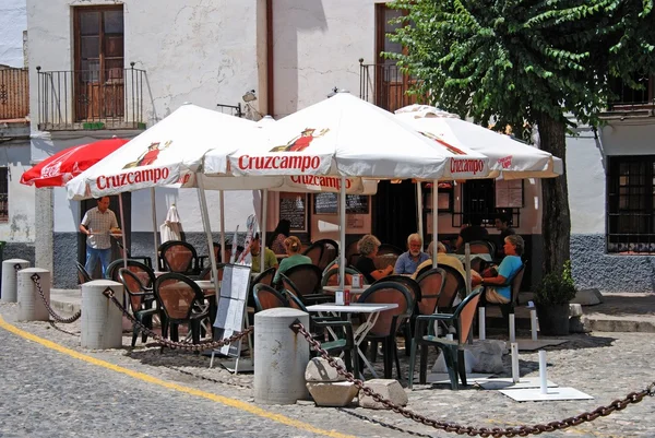Bruk kawiarni w San Miguel Plaza w dzielnicy Albaicin, Granada. — Zdjęcie stockowe