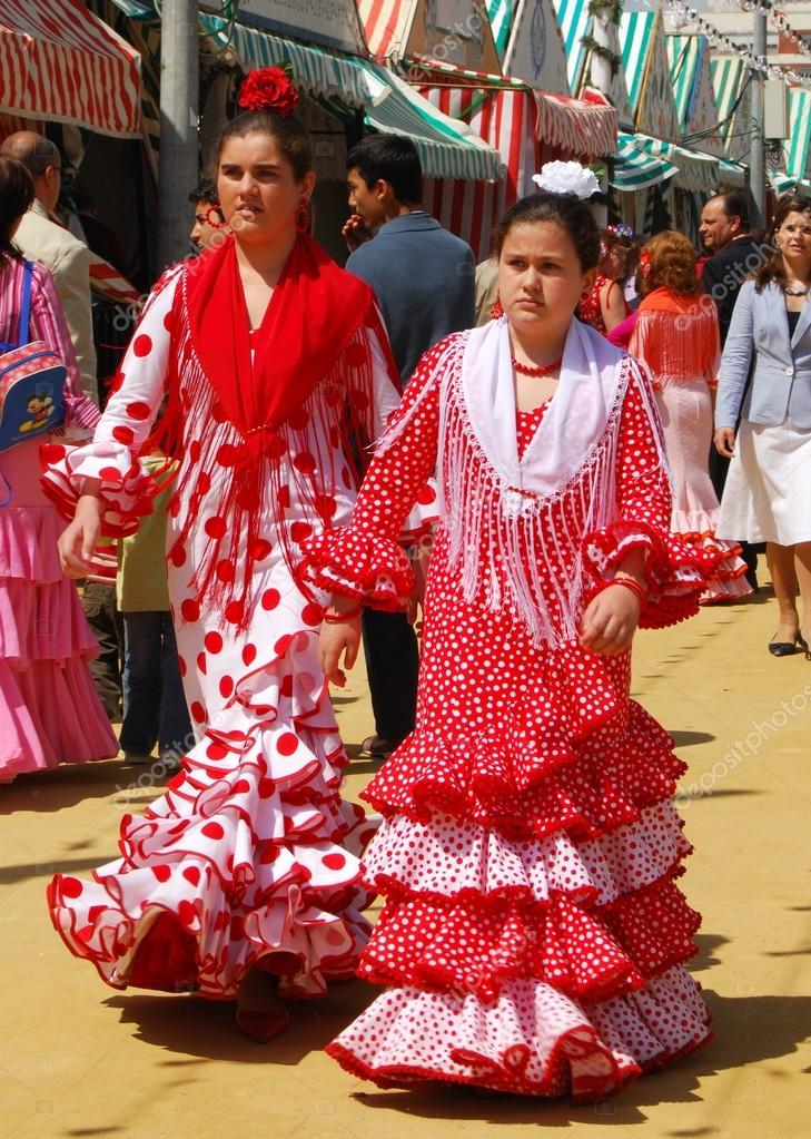 Meninas andando ao lado de Casitas no vestido tradicional na feira de Sevilha, Sevilha â€” Fotografia de Stock