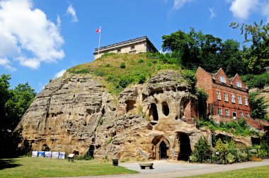 Kale kaya, Nottingham kale höyük mağaraların üstünde kale görünümü.