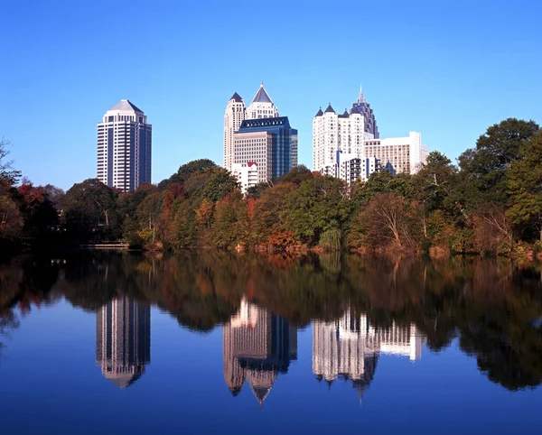 Reflejos de rascacielos en Piedmont Lake, Piedmont Park, Atlanta . —  Fotos de Stock