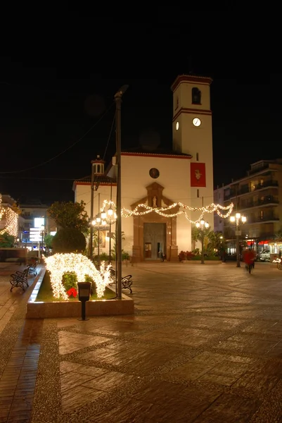 Kościół na placu Konstytucji w nocy z lampami świątecznymi na pierwszym planie, Fuengirola. — Zdjęcie stockowe
