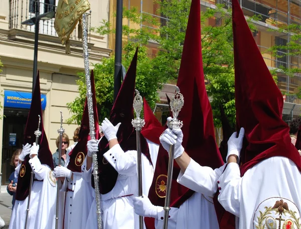 Medlemmar av El Cerro brödraskapet gå längs gatan under Santa Semana, Sevilla — Stockfoto