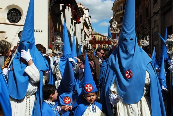 Členové bratrstva San Esteban prochází ulicemi města během Santa Semana, Sevilly. — Stock fotografie