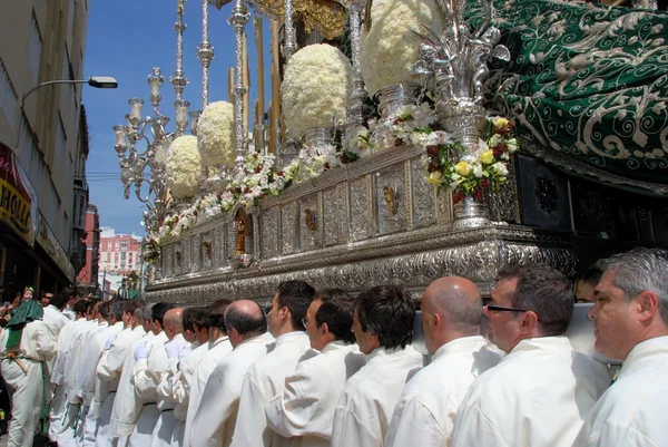 Santa Semana, Malaga sırasında şehir merkezinde niçin şamandıra taşıyan Pollinca kardeşlik üyeleri. — Stok fotoğraf