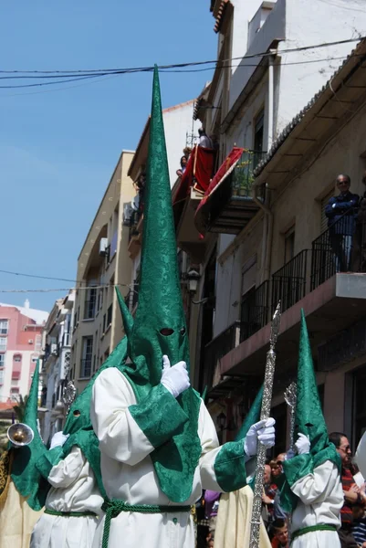 Medlemmar av Pollinca brödraskapet går genom stadens centrum under Santa Semana, Malaga. — Stockfoto