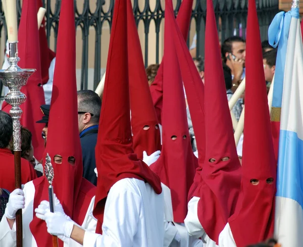 Medlemmar i Salud brödraskapet under Santa Semana procession i stadens centrum, Malaga. — Stockfoto