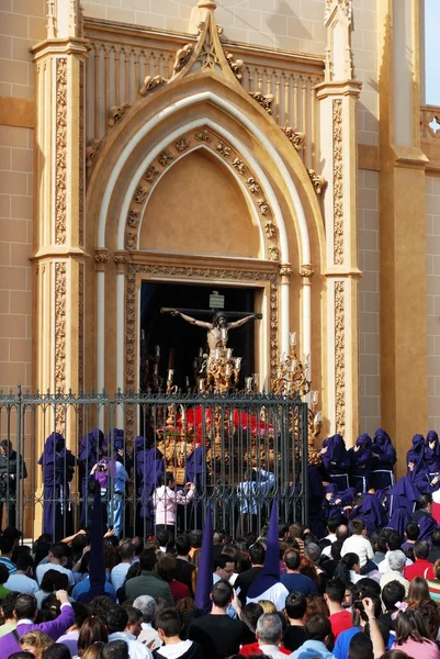 Santa Semana hafta, Malaga sırasında San Pablo (Saint Paul) kiliseden Mesih ile şamandıra taşıyan Salud Kardeşlik üyeleri. — Stok fotoğraf