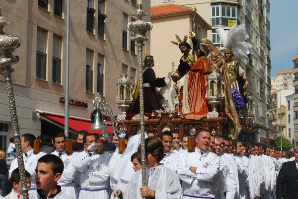 Salutation kardeşlik üyeleri Santa Semana hafta, Malaga sırasında şamandıra taşıyan şehir sokaklarında yürüyüş. — Stok fotoğraf