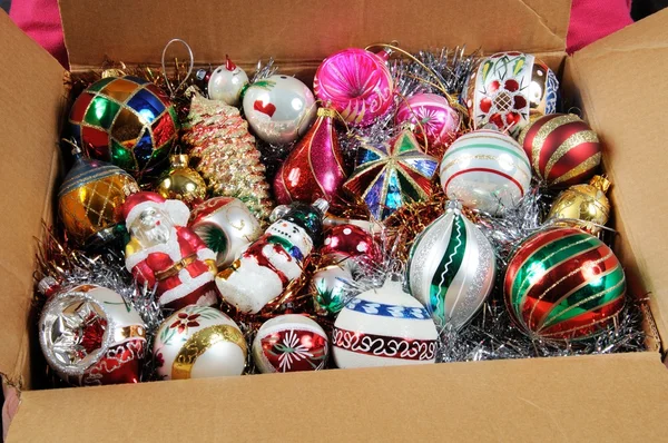 Árvore de Natal de vidro globos em uma caixa de papelão . — Fotografia de Stock