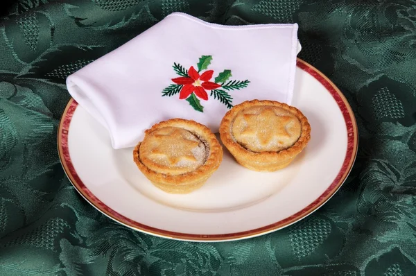 Traditional English mince pies with a Christmas napkin. — Stock Photo, Image