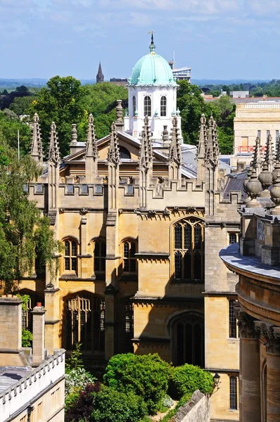 Kilátás nyílik a város háztetőire az egyetemi templom Szent Mária Spire featuring a Sheldonian Színház kupola, Oxford. — Stock Fotó