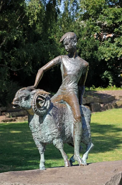 Estatua de niño y carnero de bronce en Exchange Street, Derby . —  Fotos de Stock