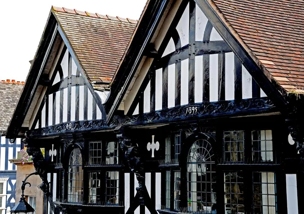 Tudor edifício ao longo Eastgate Street edifício em AD1395, Chester . — Fotografia de Stock