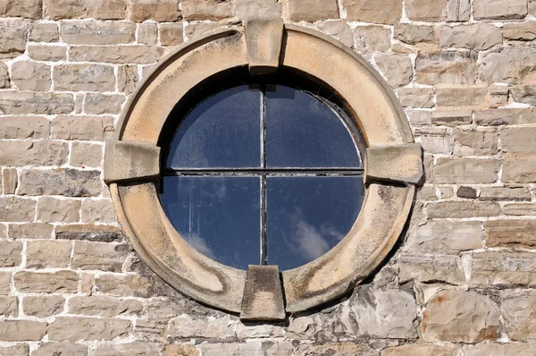 石のフレームの詳細と丸い窓. — ストック写真