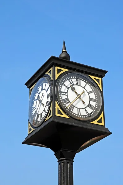 Ornamentale Uhr in schwarzem und vergoldetem Eisengestell im Stadtzentrum, Stafford. — Stockfoto