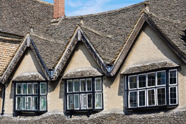 Dormer windows bir dükkan The Hill alışveriş caddesi, Burford boyunca yukarıda.