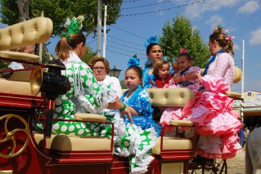 Bir at arabası fuarında Sevilla, Sevilla seyahat geleneksel elbiseli İspanyol Aile.