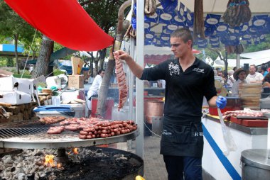 Şef Romeria San Bernabe Festivali sırasında Marbella bir aperatif durak, et pişirme.