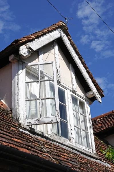 Ventana de dormitorio rústico en un edificio de pueblo, Turville . — Foto de Stock