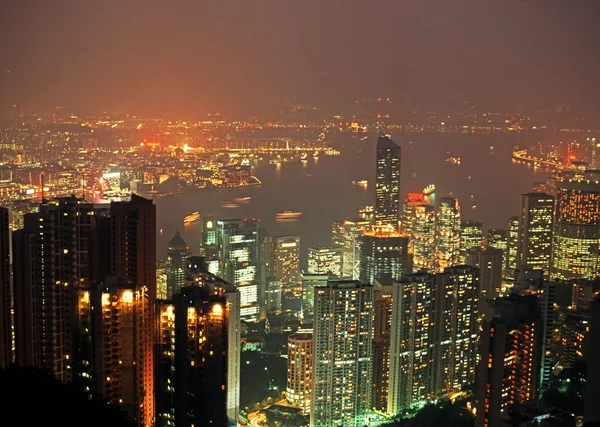 Widok, patrząc w dół na wyspie wieżowce Hong Kong nocą, Central district i Victoria Harbour, Hong Kong. — Zdjęcie stockowe