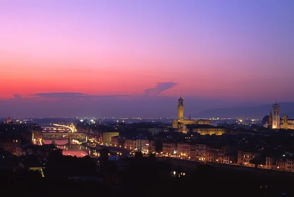 Vista sobre a cidade, Ponte Vecchio e Rio Arno ao pôr do sol, Florença . — Fotografia de Stock