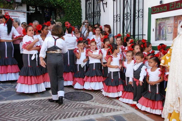 Hiszpański dzieci w tradycyjnym stroju stojących na ulicy podczas Romeria San Bernabe, Marbella. — Zdjęcie stockowe