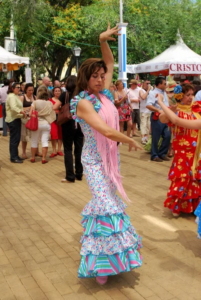 Mulher espanhola flamenco dançando durante o festival Romeria San Bernabe, Marbella . — Fotografia de Stock