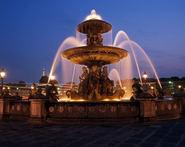  Place de la Concorde, Paris'te geceleri Çeşme.
