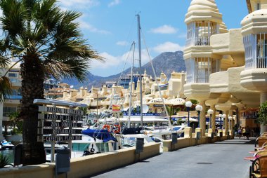 Marina alanında tekne ve rıhtım manzarası, Benalmadena.