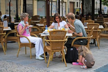 İnsanlar Albaicin, Granada Paseo de los Tristes bir pavemernt kafede rahatlatıcı.