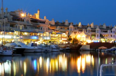 Alacakaranlık, Benalmadena limanında yat ve restoranların görünümü.